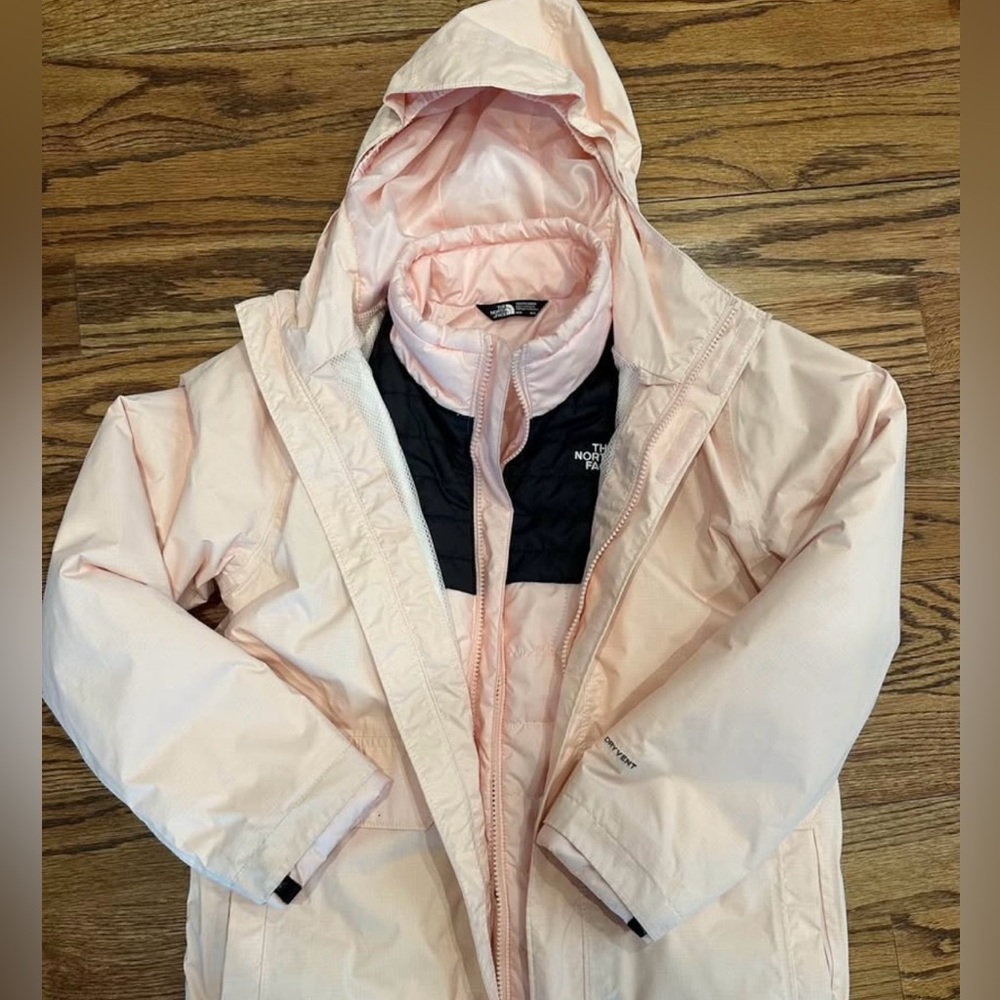 Girls assNorth Face 3 in 1 Triclimate coat (medium- 10-12)